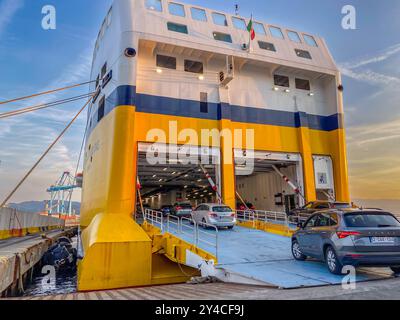Vado Ligure, Savona, Italia - 31 agosto 2024: Le auto salgono a bordo del traghetto Mega Express Five della Corsica Ferries diretto a Bastia, Corsica Foto Stock