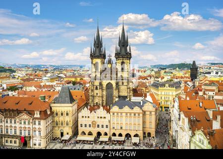 Vista dall'alto sul Tempio di Tynsky a Praga Foto Stock