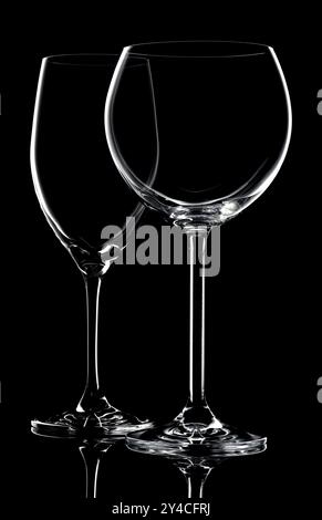 Vuoto due bicchieri di vino su uno sfondo nero Foto Stock