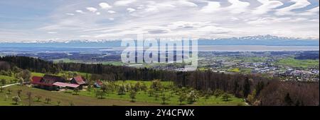 Panorama del lago di Costanza durante un vento di foehn, preso dalla torre di osservazione di Gehrenberg Foto Stock