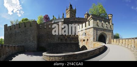 Il vialetto di accesso al castello di Hohenzollern, che ha permesso una facile difesa ed è unico. Numerose torri di cancello e gallerie, nonché ponti levatoi con fossati Foto Stock