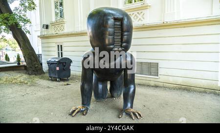 PRAGA, REPUBBLICA CECA, 31 LUGLIO 2018: Statua di un bambino strisciante con un codice a barre al posto della faccia Foto Stock