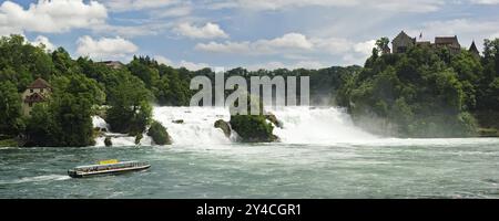 Panorama delle Cascate del Reno a Sciaffusa, la cascata più grande d'Europa, alta 23 metri e larga 150 metri, con un flusso medio di 373 metri cubi Foto Stock