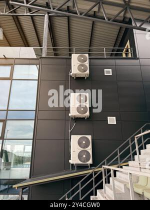 Unità HVAC installate in edifici industriali con tetto in acciaio e sistema di ventilazione. Foto Stock