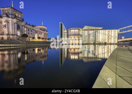 Parte del Reichstag e della casa Paul Loebe sulla Sprea a Berlino di notte Foto Stock