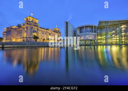 Il Reichstag e la casa Paul Loebe sulla Sprea a Berlino all'alba Foto Stock