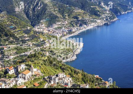 Ravello con vista su Maiori con il castello di Mezzacapo in Campania, nell'Italia meridionale, in provincia di Salerno Foto Stock