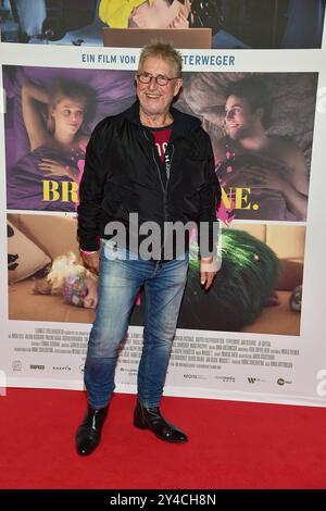 ROTTO. DA SOLO. Una storia d'amore eccentrica, Martin Semmelrogge Ankunft, rapinatore Teppich zur Weltpremiere, SI È ROTTO. DA SOLO. Una storia d'amore eccentrica a Berlino, AM 17.09.2024 *** SI È ROTTO DA SOLO Una storia d'amore eccentrica arrivo di Martin Semmelrogge, tappeto rosso per la prima mondiale HA ROTTO DA SOLO Una storia d'amore eccentrica a Berlino, il 17 09 2024 Photopress Mueller Foto Stock