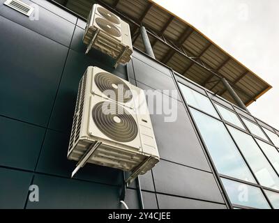 Unità di aria condizionata collegate a un edificio industriale con struttura in acciaio Foto Stock