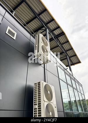 Unità di aria condizionata collegate a un edificio industriale con struttura in acciaio Foto Stock