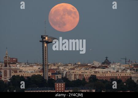 Madrid, Spagna. 17 settembre 2024. La luna piena di settembre, conosciuta come Harvest Moon, sorge sopra la piattaforma di osservazione del Faro de Moncloa. Le Superlune si verificano quando una luna piena coincide con il perigee (quando è più vicino alla Terra). Crediti: Marcos del Mazo/Alamy Live News Foto Stock