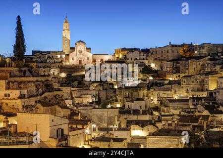 Il Sasso Caveoso a Matera, Italia meridionale, al crepuscolo Foto Stock