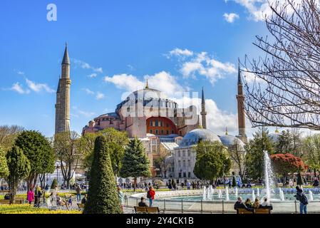 ISTANBUL, TURCHIA, 3 APRILE 2019: Fontana nel parco intorno a Santa Sofia, antica moschea di Istanbul Foto Stock