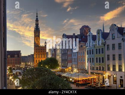 Via Mariacka illuminata la sera, Danzica, Polonia, Europa Foto Stock