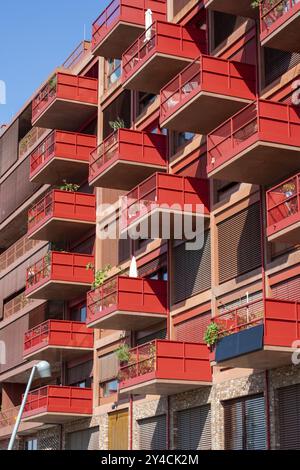 Blocco di appartamenti rossi con grandi balconi, visto a Berlino, Germania, Europa Foto Stock