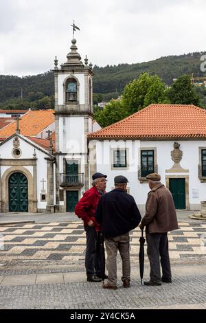 La vita quotidiana degli amici si riunisce per chiacchierare e giocare a calcio ad Arouca, in Portogallo, una piccola città in montagna. Foto Stock