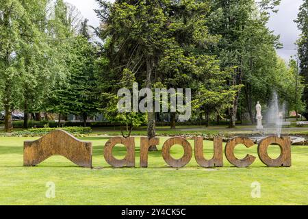 La vita quotidiana degli amici si riunisce per chiacchierare e giocare a calcio ad Arouca, in Portogallo, una piccola città in montagna. Foto Stock