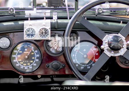 Vintage Bentley 4 1/2 litri 1928, 4398 cc, 110 cv, primo piano del cruscotto con volante Foto Stock