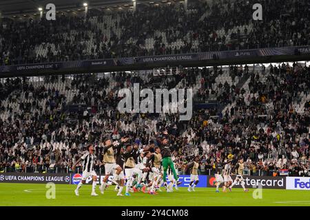 Torino, Italia. 17 settembre 2024. Squadre della Juventus i giocatori della Juventus festeggiano al termine della partita di calcio della UEFA Champions League tra Juventus FC e PSV Eindhoven allo stadio Juventus di Torino - 17 settembre 2024. Sport - calcio . (Foto di Fabio Ferrari/LaPresse) credito: LaPresse/Alamy Live News Foto Stock