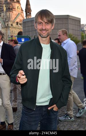 ROTTO. DA SOLO. Una storia d'amore eccentrica, Tobias Schenke Ankunft, rapinatore Teppich zur Weltpremiere, HA ROTTO. DA SOLO. Una storia d'amore eccentrica a Berlino, AM 17.09.2024 *** SI È ROTTO DA SOLO Una storia d'amore eccentrica arrivo di Tobias Schenke, tappeto rosso per la prima mondiale di BROKEN ALONE A Kinky Love Story a Berlino, il 17 09 2024 Photopress Mueller Foto Stock