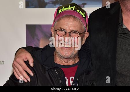 ROTTO. DA SOLO. Una storia d'amore eccentrica, Martin Semmelrogge Ankunft, rapinatore Teppich zur Weltpremiere, SI È ROTTO. DA SOLO. Una storia d'amore eccentrica a Berlino, AM 17.09.2024 *** SI È ROTTO DA SOLO Una storia d'amore eccentrica arrivo di Martin Semmelrogge, tappeto rosso per la prima mondiale HA ROTTO DA SOLO Una storia d'amore eccentrica a Berlino, il 17 09 2024 Photopress Mueller Foto Stock