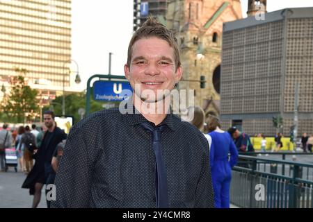 ROTTO. DA SOLO. Una storia d'amore eccentrica, Tobias Schenke Ankunft, rapinatore Teppich zur Weltpremiere, HA ROTTO. DA SOLO. Una storia d'amore eccentrica a Berlino, AM 17.09.2024 *** SI È ROTTO DA SOLO Una storia d'amore eccentrica arrivo di Tobias Schenke, tappeto rosso per la prima mondiale di BROKEN ALONE A Kinky Love Story a Berlino, il 17 09 2024 Photopress Mueller Foto Stock