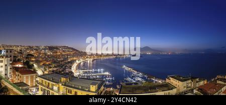 Panorama di Napoli con il Vesuvio sullo sfondo di notte Foto Stock