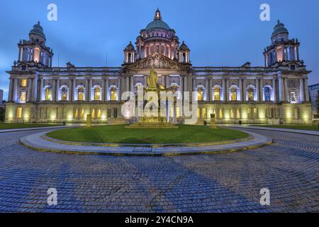 Il Municipio illuminato di Belfast all'alba Foto Stock