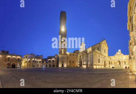 Panorama della vuota Piazza del Duomo a Lecce, Italia, all'ora blu, Europa Foto Stock