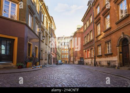 Strada stretta della Città Vecchia di Varsavia all'alba Foto Stock