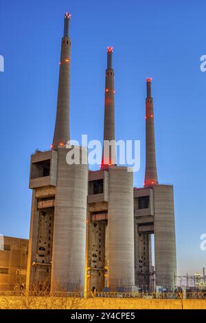 La centrale termica dismessa a Sand Adria vicino a Barcellona al crepuscolo Foto Stock