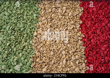 Tradizionale orecchiette pugliese nei colori della bandiera italiana, vista nelle strade di Bari Foto Stock