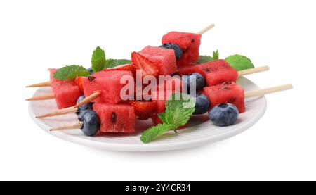 Spiedini con gustosi anguria, fragole, mirtilli e menta isolati su bianco Foto Stock