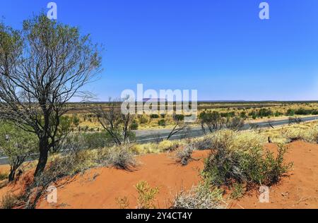 Outback, nel centro rosso del Northern Territory con la Lasseter Highway e il Monte Connor Foto Stock