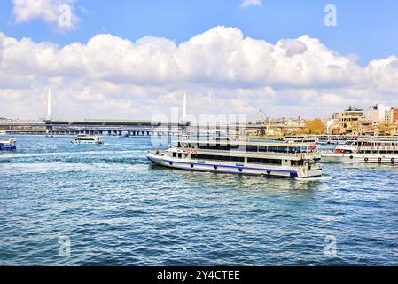 La metro e il ponte di barche turistiche sul Bosforo in Golden Horn, Istanbul Foto Stock