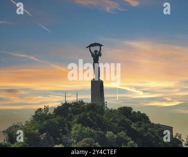 Statua della libertà a Budapest sulla collina di Gellert al tramonto Foto Stock