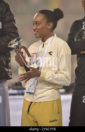 Larissa Iapichino con il suo Diamond League Trophy per il 2024 alle finali di atletica Memorial Van Damme Diamond League al King Baudouin Stad Foto Stock