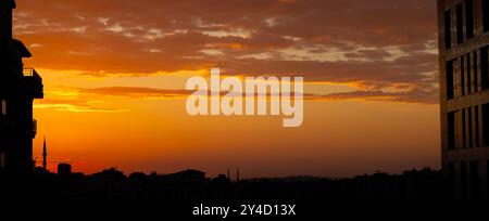 Una meravigliosa alba tra le sagome degli edifici Foto Stock