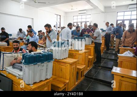 Srinagar, India. 17 settembre 2024. SRINAGAR, INDIA - 17 SETTEMBRE: I funzionari elettorali raccolgono le loro macchine elettorali elettroniche (EVM) in vista della prima fase delle elezioni dell'Assemblea il 17 settembre 2024 a Pulwama, a circa 30 km da Srinagar, India. (Foto di Waseem Andrabi/Hindustan Times/Sipa USA) credito: SIPA USA/Alamy Live News Foto Stock