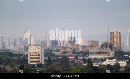 Londra, Regno Unito. 17 settembre 2024. Meteo nel Regno Unito – la nuvola bassa oscura la vista dell'intera Luna di Harvest che si innalza sui grattacieli della capitale, come si vede dai campi di Northala vicino a Northolt, nella zona ovest di Londra. È così chiamato perché è la luna piena più vicina all'equinozio autunnale. È anche una superluna in quanto è vicina al suo avvicinamento più vicino alla Terra e sembra leggermente più grande e luminoso del solito. Le previsioni sono per domani condizioni più chiare. Crediti: Stephen Chung / Alamy Live News Foto Stock