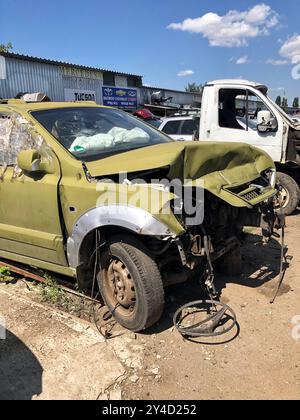 16.03.2024, Ucraina, Kharkov, rottami metallici discariche vecchie carrozzerie di auto riciclaggio di materie prime Foto Stock