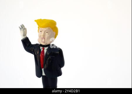 Donald Trump come figura di plastica che fa un segno di vittoria con il suo piccolo dito, Danimarca, 15 settembre 2024 Foto Stock