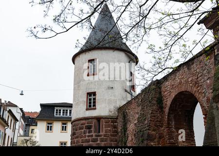 Heidelberg, Germania - 30.03.2024 - Marstall (scuderie) Torre di Guardia, scuola studentesca, architettura medievale tedesca Foto Stock