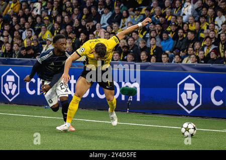 Berna, Svizzera. 17 settembre 2024. Berna, Svizzera, 17 settembre 2024: Duello tra Filip Ugrinic (7 YB) e Lamare Bogarde (26 Aston Villa) durante la partita di calcio di UEFA Champions League tra BSC Young Boys e Aston Villa allo Stadion Wankdorf di Berna, Svizzera. Philipp Kresnik (Philipp Kresnik/SPP) credito: SPP Sport Press Photo. /Alamy Live News Foto Stock