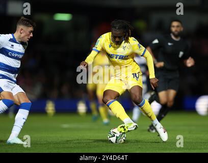 L'Eberechi Eze di Crystal Palace segna il secondo gol della squadra durante la Carabao Cup, partita del terzo turno al MATRADE Loftus Road Stadium di Londra. Data foto: Martedì 17 settembre 2024. Foto Stock