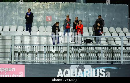 Amsterdam, Paesi Bassi. 17 settembre 2024. AMSTERDAM, PAESI BASSI - 17 SETTEMBRE: Tifosi di Jong AZ durante un match olandese di Keuken Kampioen Divisie tra Jong Ajax e Jong AZ allo Sportpark de Toekomst il 17 settembre 2024 ad Amsterdam, Paesi Bassi. (Foto di Raymond Smit/Orange Pictures) credito: Orange Pics BV/Alamy Live News Foto Stock