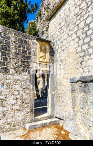 Rilievo di San Girolamo presso la Chiesa di San Girolamo, una cappella rustica medievale del XV secolo sulla collina di Marjan, Spalato, Croazia Foto Stock