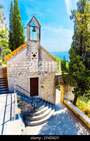 Chiesa di San Girolamo, una cappella rustica medievale del XV secolo sulla collina di Marjan, Spalato, Croazia Foto Stock