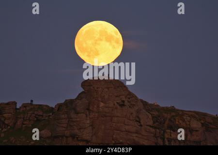 Dartmoor, Devon, Regno Unito. 17 settembre 2024. Full Harvest Supermoon risplende su Hay Tor a Dartmoor, Devon, Regno Unito. La Luna piena di settembre è spesso chiamata la Luna del raccolto a causa della sua associazione con i raccolti autunnali nell'emisfero settentrionale. Crediti: Nidpor/Alamy Live News Foto Stock