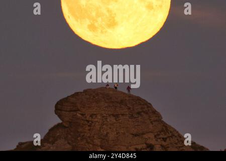 Dartmoor, Devon, Regno Unito. 17 settembre 2024. Full Harvest Supermoon risplende su Hay Tor a Dartmoor, Devon, Regno Unito. La Luna piena di settembre è spesso chiamata la Luna del raccolto a causa della sua associazione con i raccolti autunnali nell'emisfero settentrionale. Crediti: Nidpor/Alamy Live News Foto Stock